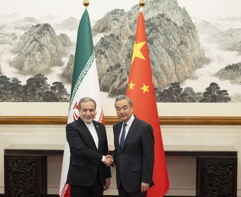 Bộ trưởng Ngoại giao Trung Quốc Vương Nghị (phải) trong cuộc gặp người đồng cấp Iran Abbas Araghchi tại Bắc Kinh, ngày 6/5/2026. Ảnh: THX/TTXVN