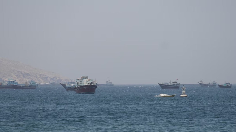 Tàu thuyền di chuyển trên eo biển Hormuz, ngoài khơi tỉnh Musandam, Oman, ngày 22/4/2026. Ảnh: Reuters/TTXVN