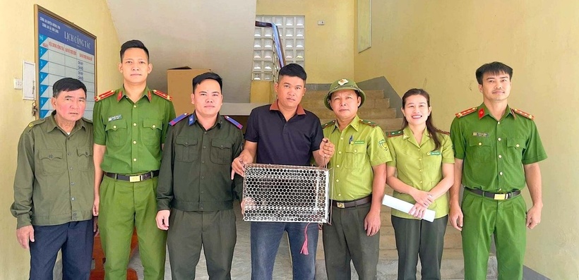 Anh Lê Đức Anh tự nguyện giao nộp con trăn đất quý hiếm thuộc Sách đỏ cho lực lượng chức năng. (Ảnh: Dân Việt)