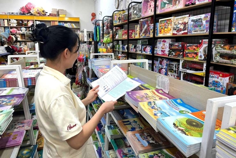 Phụ huynh chủ động đến nhà sách tìm hiểu về bộ sách giáo khoa “Kết nối tri thức với cuộc sống”. Ảnh: Văn Cương/ Theo báo Lao Động.