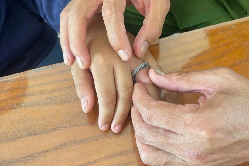 Bé trai đeo vòng sắt vào ngón tay rồi không tự tháo ra được. Ảnh: Dân trí