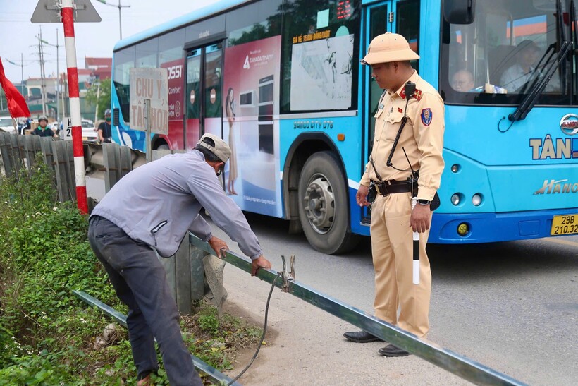 Các lối đi tự mở được rào chắn, bảo đảm an toàn giao thông.