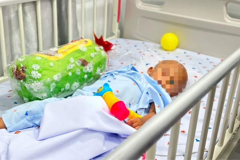 Bé trai nhập viện với chằng chịt những vết thương rất nặng. Ảnh: THẢO PHƯƠNG