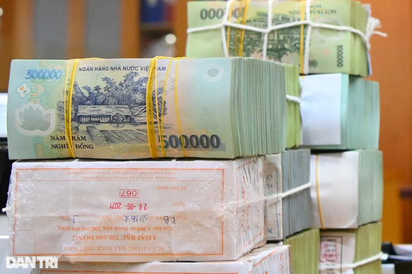 Vietcombank thông báo đấu giá 2 ô tô 7 chỗ nhãn hiệu Ford Explorer và Toyota Fortuner. Ảnh minh họa: Tiến Tuấn.
