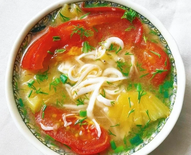 Canh riêu cá ngần là món canh chua dân dã, thanh mát đặc trưng của Việt Nam