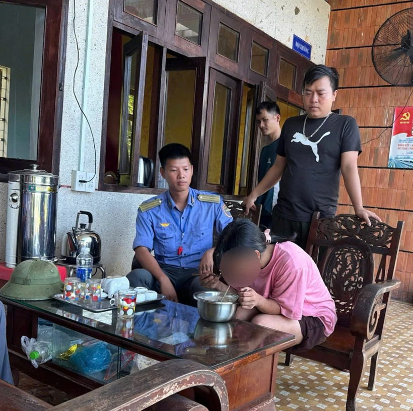 Nữ hành khách được lực lượng chức năng tìm thấy và bàn giao cho gia đình. (Ảnh: Pháp luật TP.HCM)