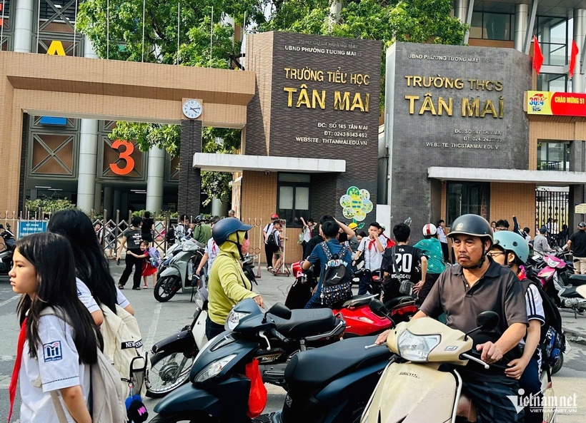Phụ huynh lo con gần Trường Tiểu học Tân Mai nhưng không được học tại đây. Ảnh: Thúy Nga/VietNamNet