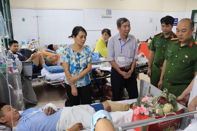 Đại tá Nguyễn Đức Long, Phó Giám đốc CATP thăm hỏi, động viên Đại uý Đào Quang Hoà. (Ảnh: Công an TP.Hà Nội)