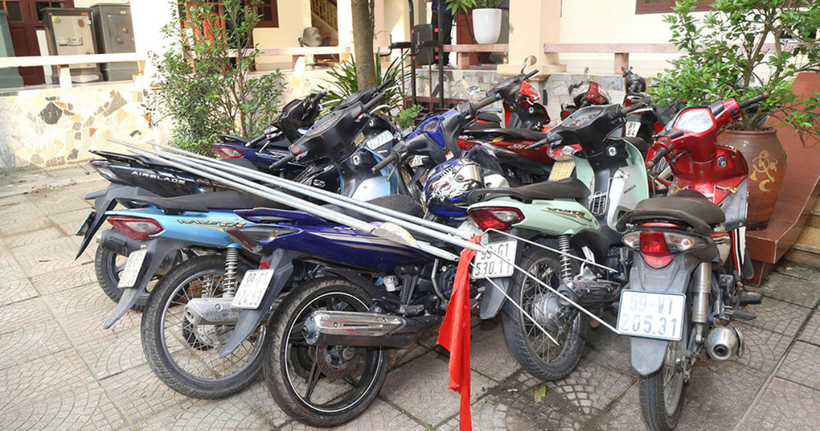 Mô tô và vũ khí dùng trong cuộc hỗn chiến.