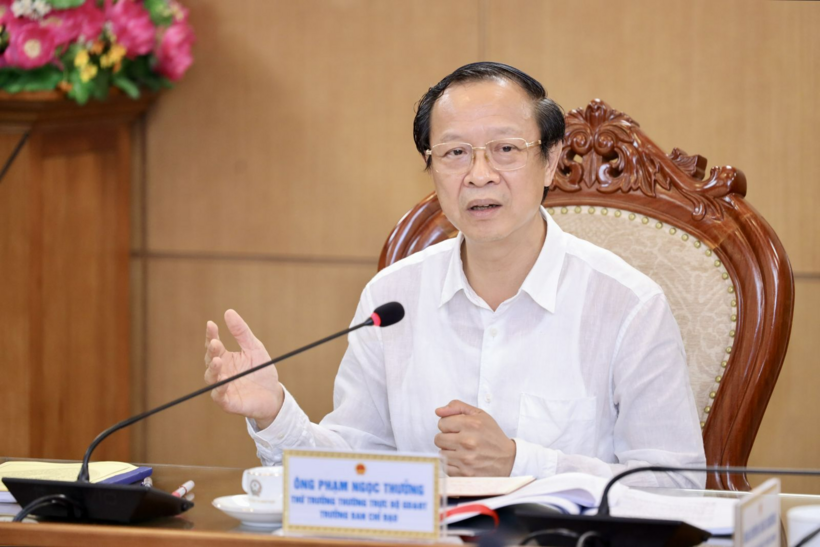Thứ trưởng Thường trực Bộ GD&ĐT Phạm Ngọc Thưởng phát biểu tại phiên họp. Ảnh: MOET