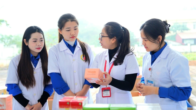 Sinh viên Học viện Y Dược học cổ truyền Việt Nam trong một chương trình khám, cấp phát thuốc miễn phí hồi tháng 1. Ảnh: VnExpress