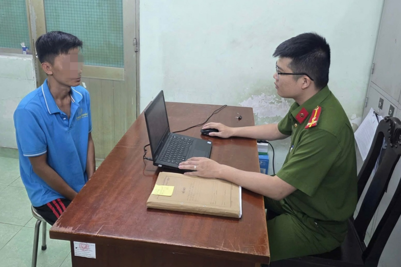 Công an lấy lời khai Bùi Trung Quốc. (Ảnh: Công an phường Dĩ An)