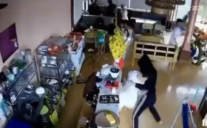 Camera an ninh ghi lại cảnh nhóm thanh niên xông vào quán tấn công 4 thanh thiếu niên đang ngồi bên trong. Ảnh: Thanh Niên
