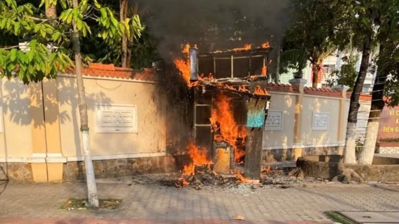 Trụ ATM trên đường Ngô Quyền bốc cháy dữ dội. Ảnh:&nbsp;Người dân cung cấp