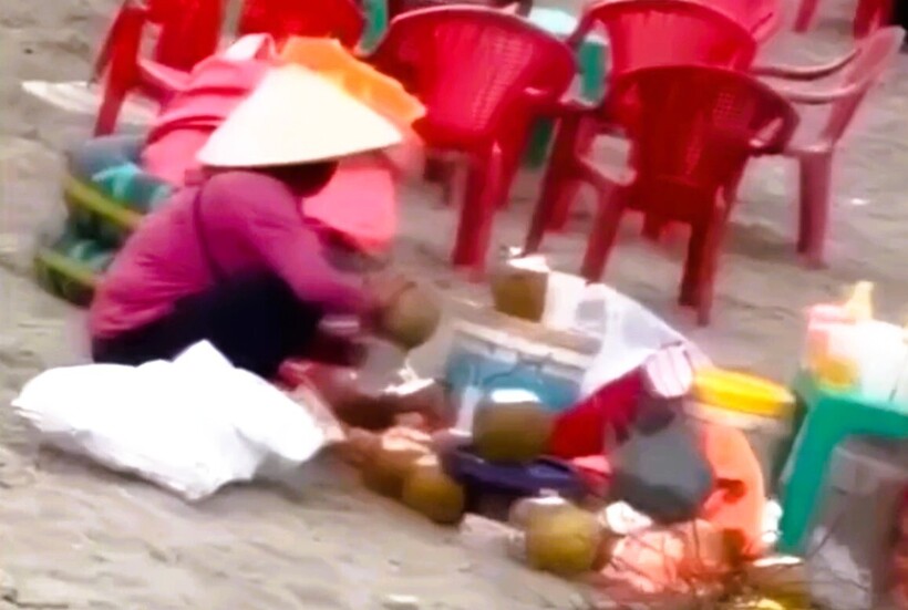 Hình ảnh người phụ nữ gom nước dừa thừa sử dụng cá nhân gây hiểu lầm ở khu du lịch Thịnh Long. Ảnh: Người lao động