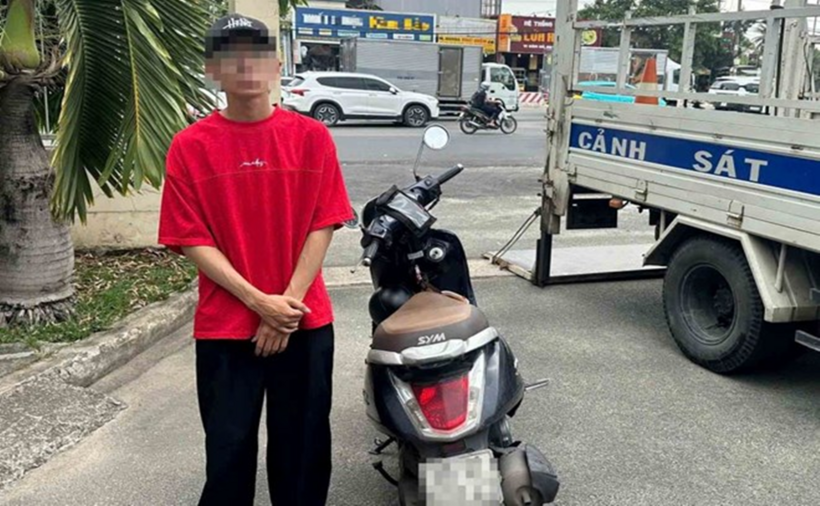 Nam thanh niên lạng lách, đánh võng trên đường bị lực lượng CSGT TP.HCM xử phạt và tịch thu phương tiện. (Ảnh: Lao động)