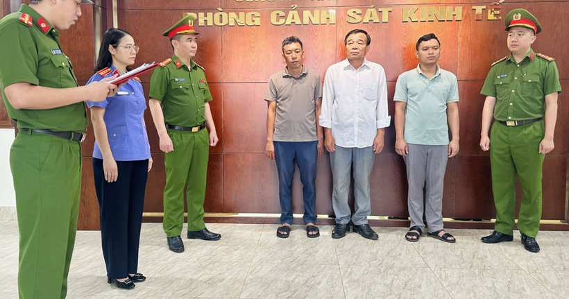 Cơ quan CSĐT Công an tỉnh Thanh Hóa thi hành Quyết định khởi tố vụ án, khởi tố bị can. (Ảnh: Công an tỉnh Thanh Hóa)