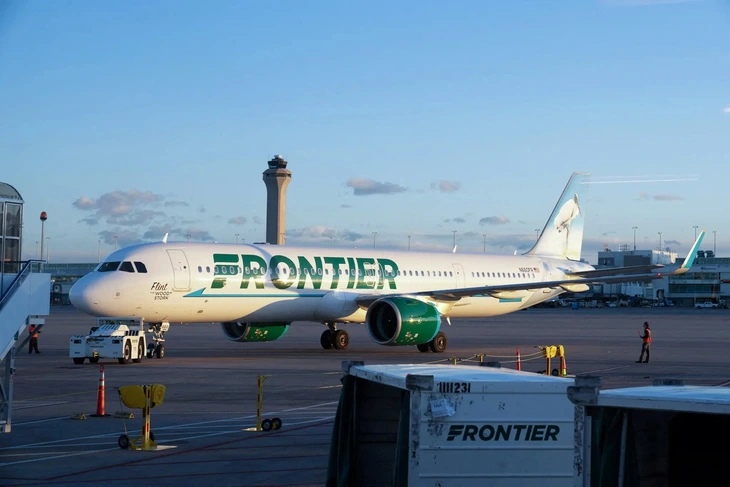 Một chiếc máy bay của hãng Frontier Airlines tại sân bay quốc tế Denver ở bang Colorado, Mỹ. Ảnh: REUTERS