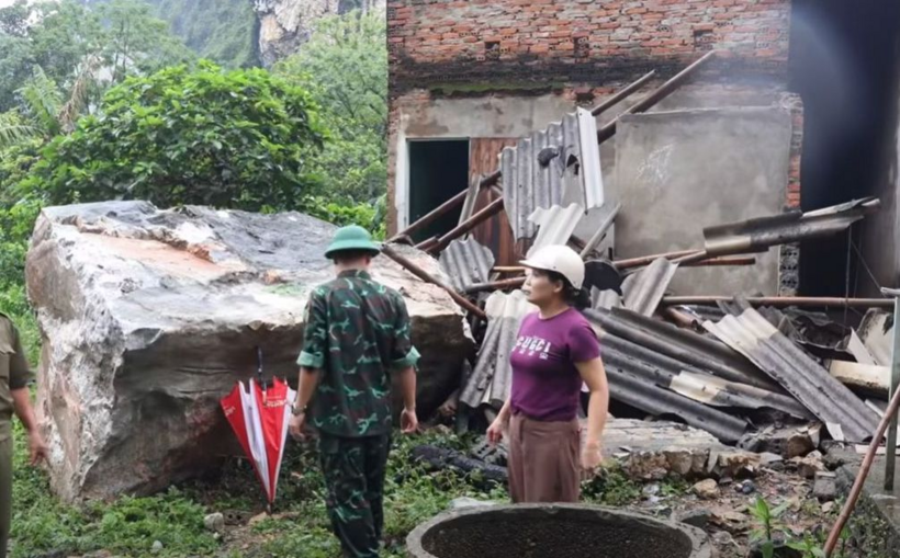 Hiện trường vụ sạt lở núi, đá lăn xuống nhà dân. (Ảnh: UBND xã Cẩm Thủy)