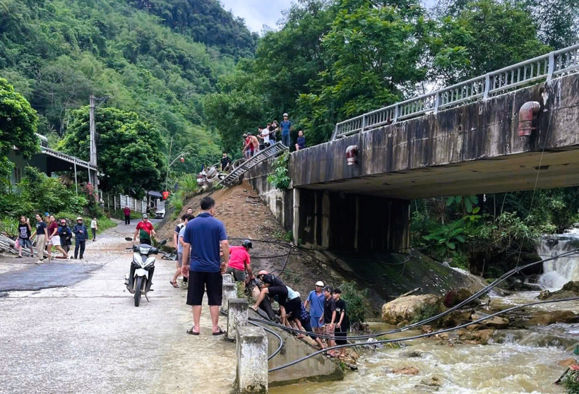 Hiện trường vụ ô tô chở dầu mất phanh khiến tài xế rơi xuống suối tử vong sau đó