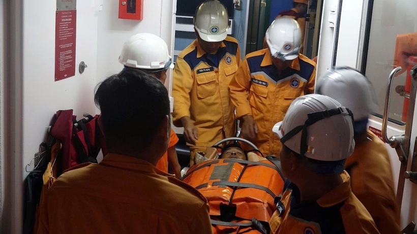 Nạn nhân được chăm sóc y tế trên tàu SAR 274
