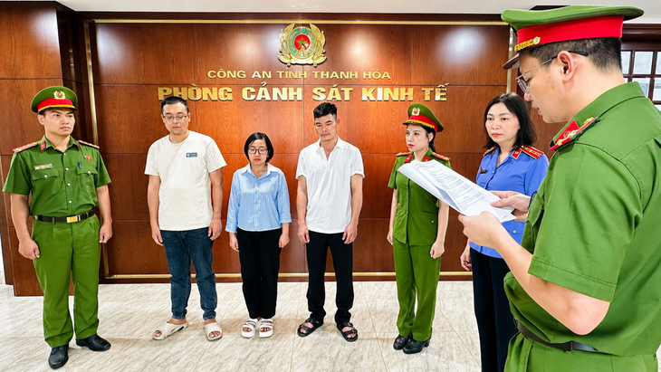 Cơ quan cảnh sát điều tra Công an tỉnh Thanh Hóa thi hành quyết định khởi tố vụ án, khởi tố 3 bị can - Ảnh: Công an tỉnh Thanh Hóa cung cấp