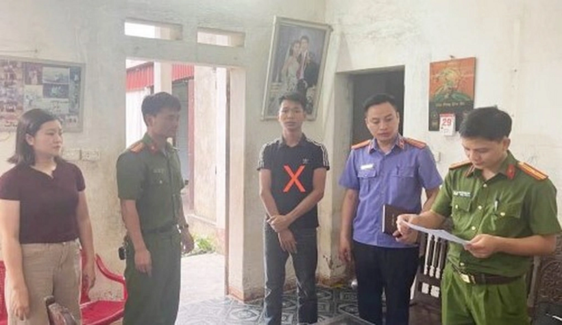 Cơ quan chức năng tống đạt quyết định khởi tố bị can Đinh Quang Thiều (Ảnh: Công an Ninh Bình).