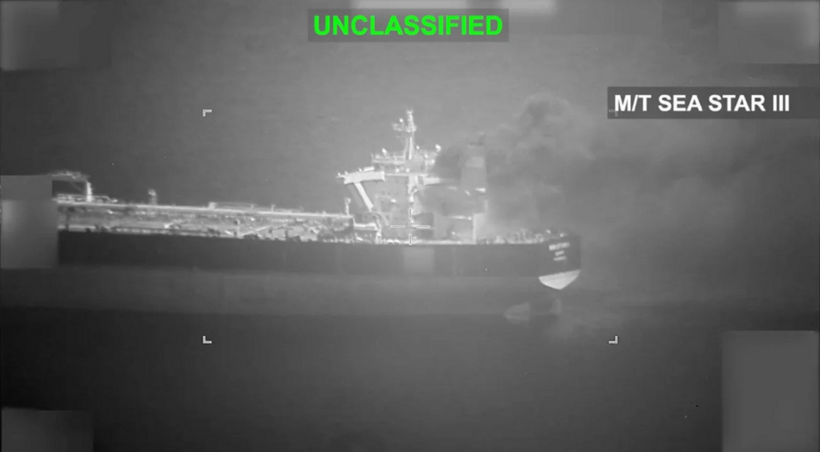 Tiêm kích Mỹ nổ súng vào một tàu chở dầu của Iran. Ảnh: CENTCOM