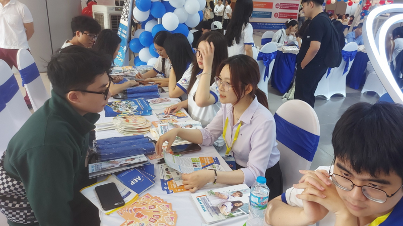 Cán bộ tuyển sinh tư vấn cách chọn ngành, chọn chương trình đào tạo cho thí sinh. (Ảnh: Công an nhân dân)