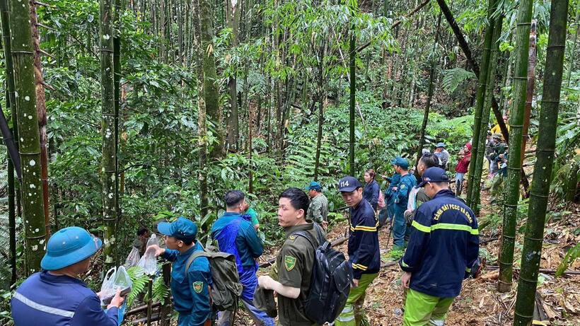 Lực lượng chức năng tìm kiếm ông Tá. Ảnh: Người lao động