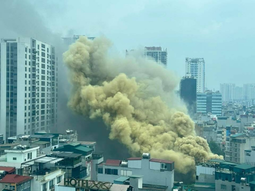 Khói đen nhanh chóng bao trùm khu vực, khiến nhiều người dân hoảng hốt. (Ảnh: Dân trí)
