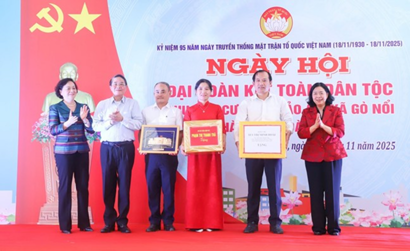 Chủ tịch Ủy ban Trung ương MTTQ Việt Nam Bùi Thị Minh Hoài tặng quà cho xã Gò Nổi, thành phố Đà Nẵng tại Ngày hội đại đoàn kết toàn dân tộc ngày 18/11/2025.