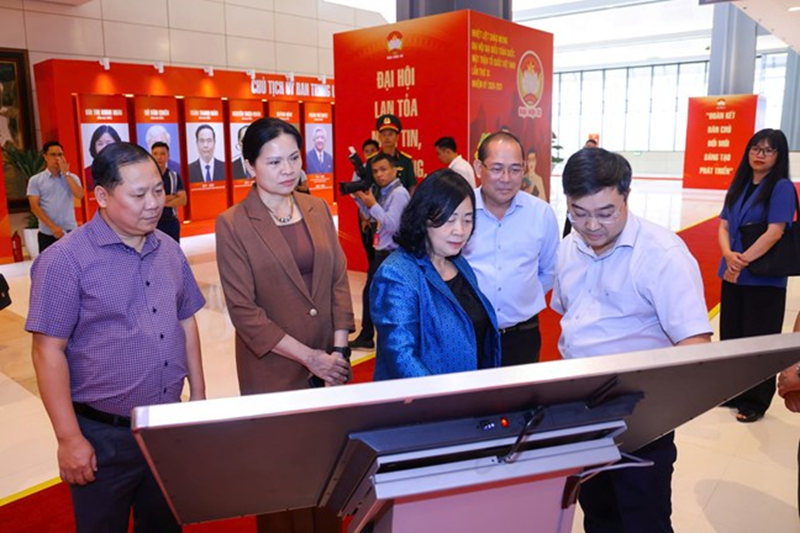 Chủ tịch Bùi Thị Minh Hoài cùng các đồng chí trong Ban Thường trực trải nghiệm Không gian "Mặt trận số" trước thềm Đại hội đại biểu toàn quốc MTTQ Việt Nam lần thứ XI, nhiệm kỳ 2026-2031. Ảnh: Quang Vinh.