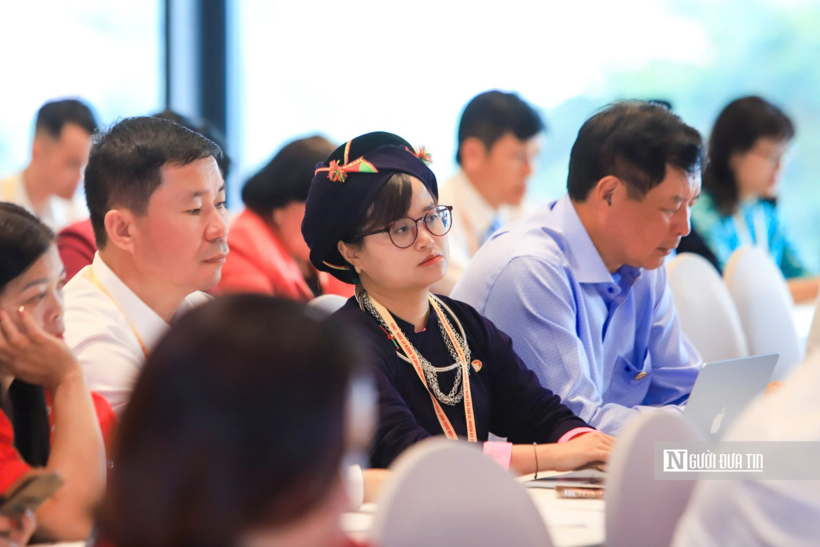 Các đại biểu tập trung lắng nghe ý kiến thảo luận.