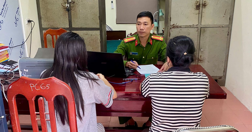 Công an xã Bố Hạ làm việc với cháu P.Đ.T.H. (Ảnh: Công an Bắc Ninh)