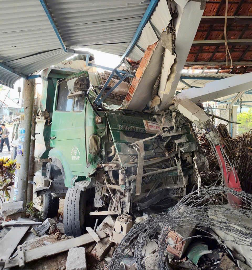Xe tải tránh người lao vào nhà dân. Ảnh: Công an TP. Đà Nẵng