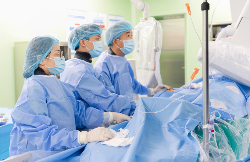 Theo các chuyên gia, việc đa dạng hóa cơ hội đầu vào là cần thiết, nhưng với một ngành liên quan trực tiếp đến sức khỏe và tính mạng con người, việc giữ chuẩn nền tảng khoa học thực nghiệm là điều cốt tử. Ảnh minh họa