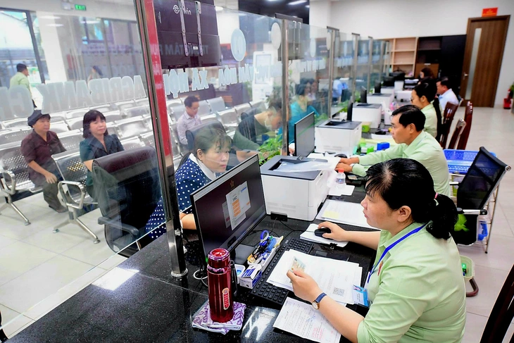 Người dân làm thủ tục hành chính tại Trung tâm phục vụ hành chính công xã Hóc Môn, TP.HCM - Ảnh: QUANG ĐỊNH/ Theo Tuổi trẻ online.