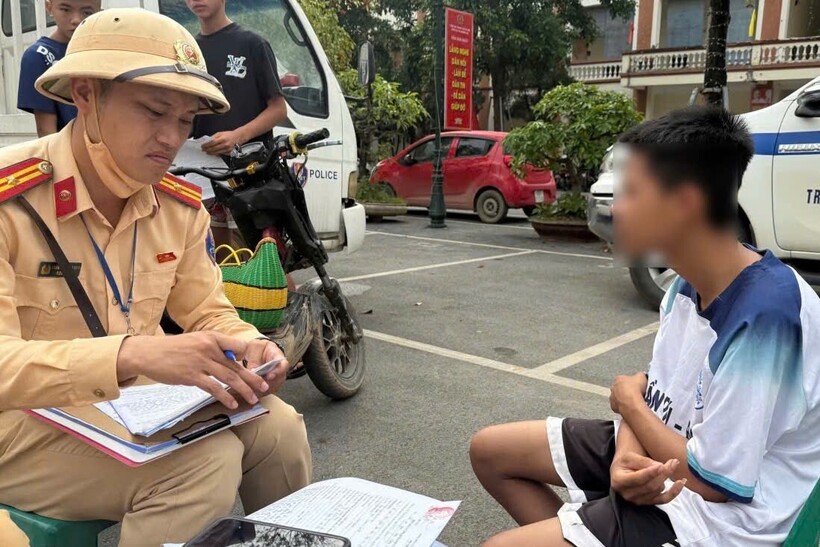 Thay vì dừng phương tiện kiểm tra trực tiếp, CSGT ghi hình các vi phạm và phối hợp với nhà trường xác minh, xử lý.