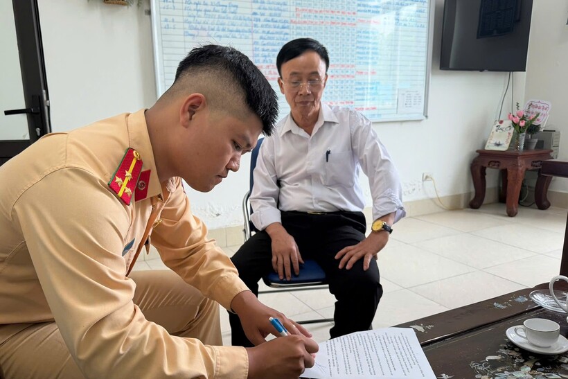 CSGT làm việc với đại diện các trường, bàn giao danh sách học sinh vi phạm.