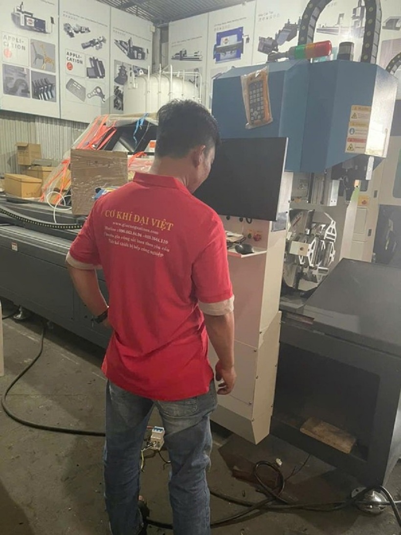 Kỹ thuật viên đang tiến hành thi công và lắp đặt thiết bị bếp công nghiệp