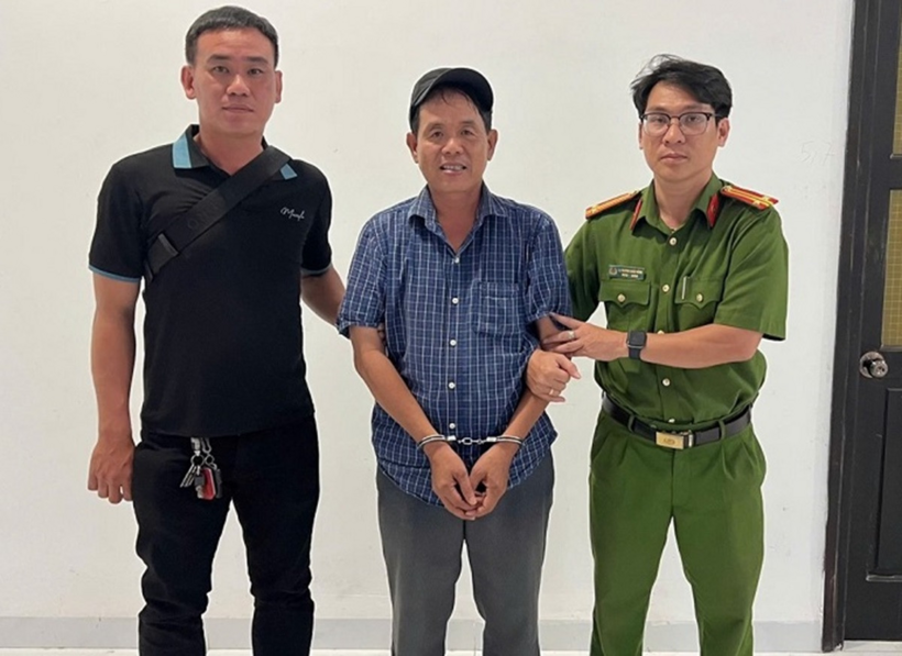 Đối tượng Nguyễn Hữu Nghĩa bị bắt giữ và bàn giao cho Công an TP.HCM để tiếp tục điều tra. (Ảnh: Công an Lâm Đồng)