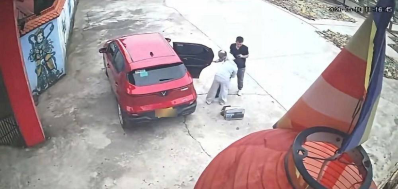 Camera&nbsp;ghi lại hình ảnh người con gái đưa cha của mình đến chùa bằng taxi. Ông cụ đã bước từ xe ô tô xuống đất trong tình trạng loạng choạng té ngã rồi được người con gái đỡ dậy, dìu đưa vào chùa.