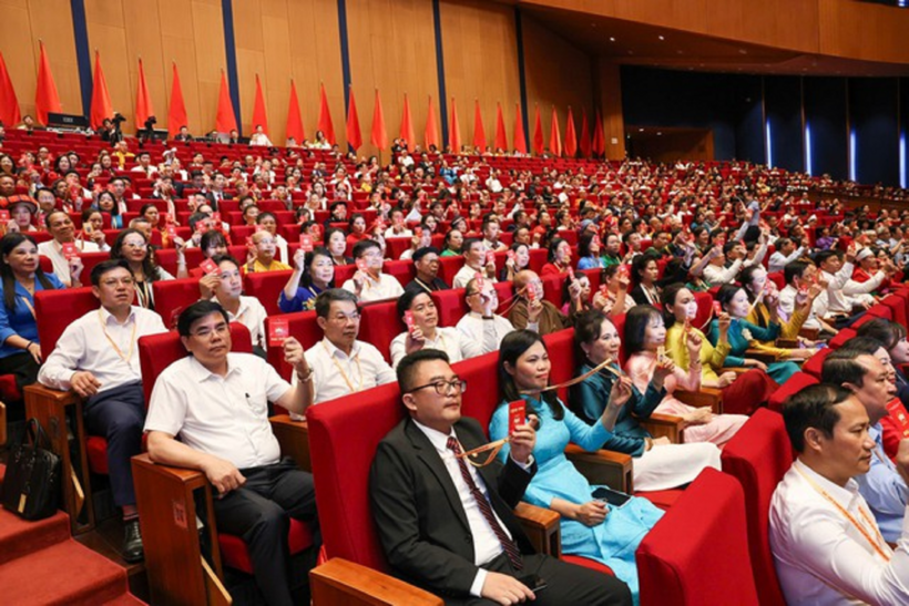 Đại biểu tiến hành biểu quyết tại Đại hội.