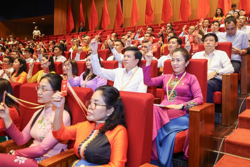 Các đại biểu tiến hành biểu quyết tại Đại hội.