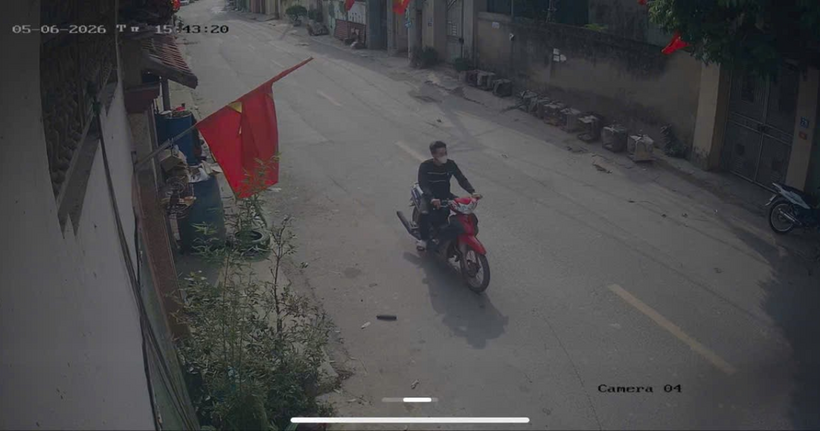 Đối tượng đi xe máy tìm sơ hở nhà dân để trộm cắp tài sản.