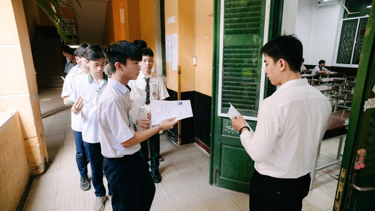 Thí sinh tham dự kỳ thi tuyển sinh lớp 10 ở TP.HCM năm 2025 - Ảnh: THANH HIỆP