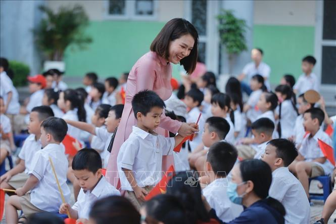 Giáo viên trường tiểu học Gia Quất (Bồ Đề, Hà Nội) đón học sinh đến khai giảng. Ảnh minh họa: TTXVN