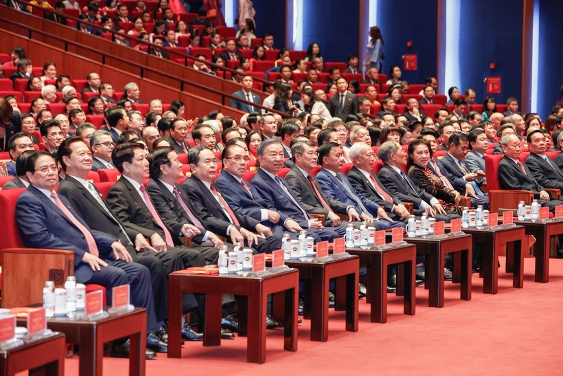Tổng Bí thư, Chủ tịch nước Tô Lâm cùng các đồng chí lãnh đạo, nguyên lãnh đạo Đảng, Nhà nước tham dự phiên khai mạc - Ảnh: VGP/Nhật Bắc