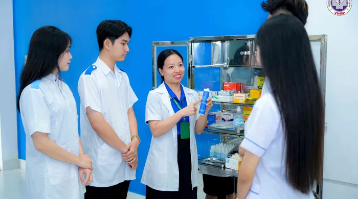 Báo cáo lương và thị trường nhân sự giai đoạn 2025-2026 do JobOKO công bố, các lĩnh vực như Y tế - Dược, IT - Phần mềm và Cơ điện tử đang đứng đầu bảng xếp hạng về mức thu nhập. Ảnh minh họa